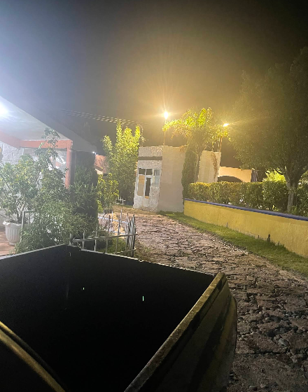 Andador de piedra iluminado por la noche