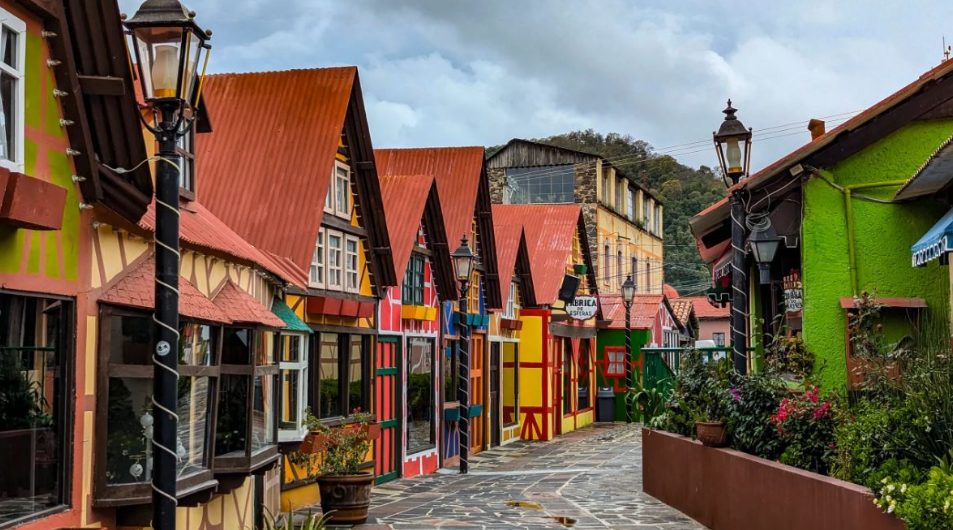 Calle empedrada con casas de colores en Tlalpujahua