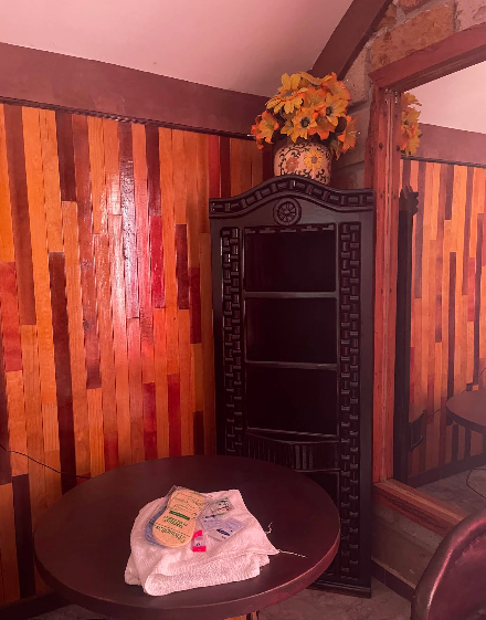 Toallas y artículos de aseo sobre la mesa