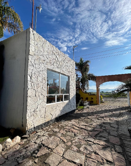 Muro de piedra y andador empedrado a la entrada