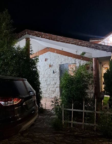 Fachada de una cabaña por la noche