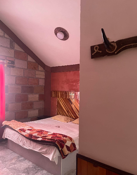 Cama junto a un muro de ladrillo