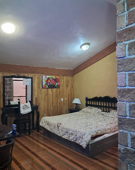 Cama matrimonial con cabecera de madera