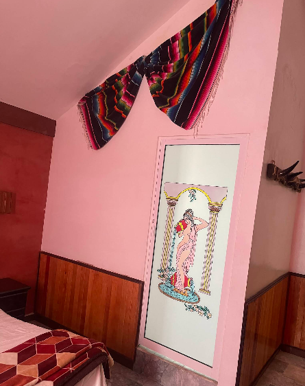 Habitación con sarape y lambrín de madera
